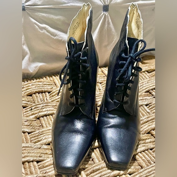 Carlos by Carlos Santana Shoes - Rare, vintage Carlos by Carlos Santana black leather booties!